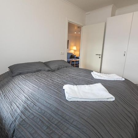 Central Apartment With Two Bedrooms And Balcony- Strandgata 9 アークレイリ エクステリア 写真
