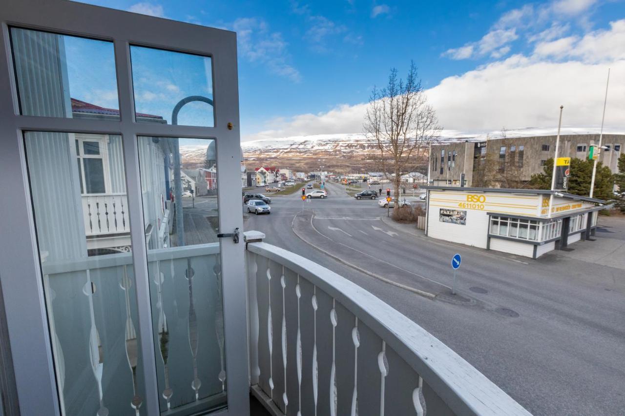 Central Apartment With Two Bedrooms And Balcony- Strandgata 9 アークレイリ エクステリア 写真