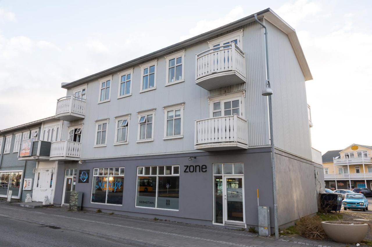 Central Apartment With Two Bedrooms And Balcony- Strandgata 9 アークレイリ エクステリア 写真
