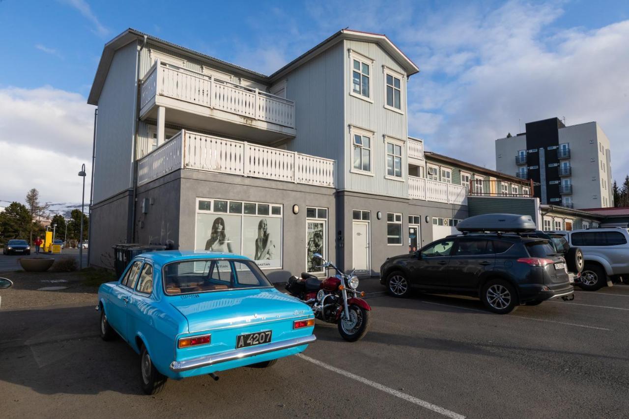 Central Apartment With Two Bedrooms And Balcony- Strandgata 9 アークレイリ エクステリア 写真