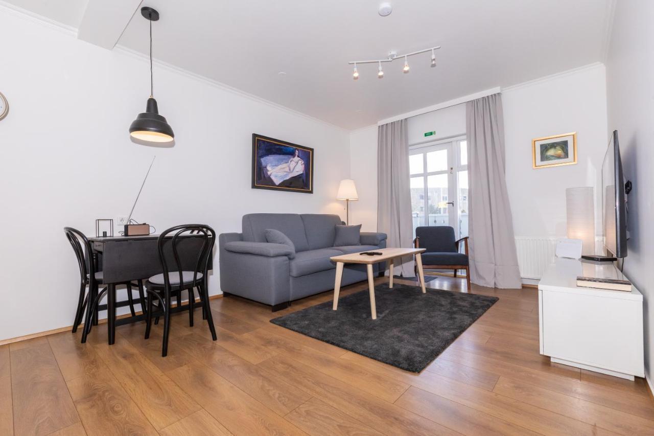 Central Apartment With Two Bedrooms And Balcony- Strandgata 9 アークレイリ エクステリア 写真
