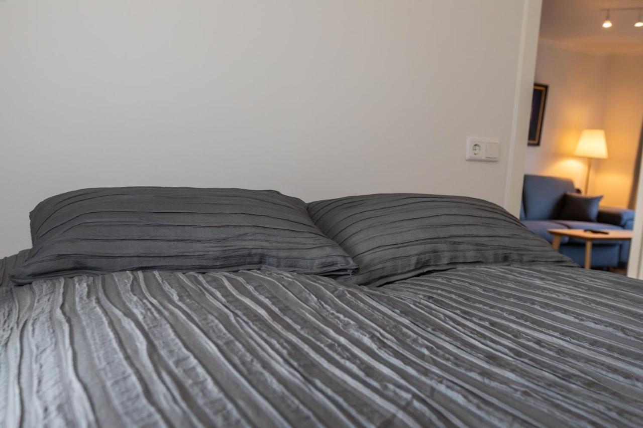 Central Apartment With Two Bedrooms And Balcony- Strandgata 9 アークレイリ エクステリア 写真